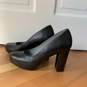 Skypro black pump with comfort sole.